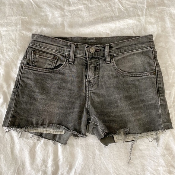2/$40💜 CLOSET CLEAN OUT: Levi’s shorts - Picture 2 of 10